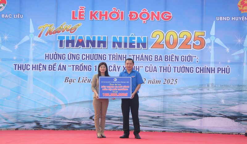 Nhan thang thanh nien, nhieu don vi tai Bac Lieu tai tro cho chuong trinh. Anh: Nhat Ho