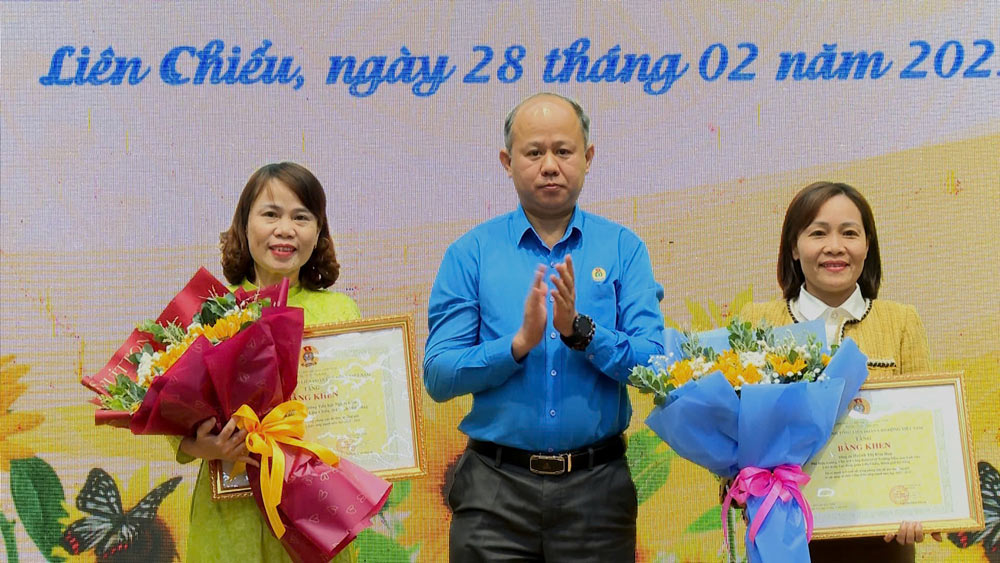 Mr. Le Van Dai - Vice President of the Da Nang City Labor Federation - awarded Certificates of Merit from the Vietnam General Confederation of Labor to 2 outstanding individuals. Photo: Tuong Minh