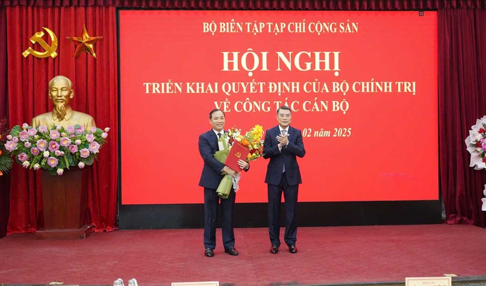 Politburo member, Secretary of the Party Central Committee, Head of the Central Organization Committee Le Minh Hung (right) presented the Politburo's decision to Mr. Hoang Trung Dung. Photo: Anh Huy