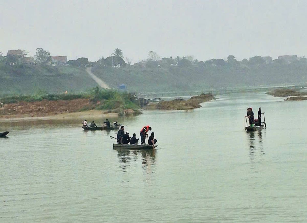 Hien truong tim kiem 2 hoc sinh bi duoi nuoc tren song. Anh: Cong an Thanh Hoa