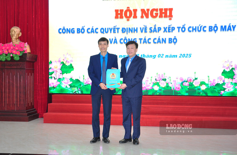 Trao quyet dinh thanh lap cac to chuc cong doan tai Lao Cai sau sap xep. Anh: Dinh Dai