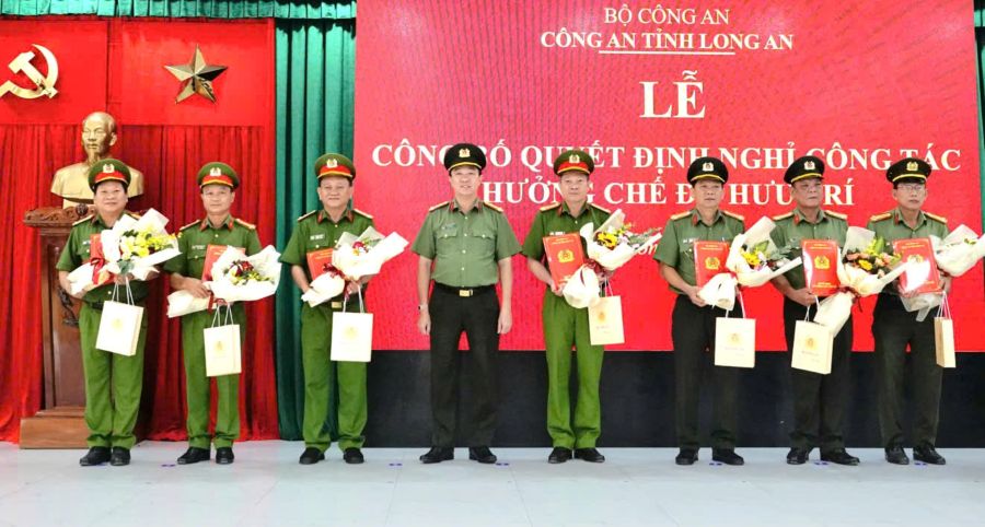 Leaders of Long An Provincial Police presented decisions and presented flowers to police officers who retired early. Photo: Duy Minh