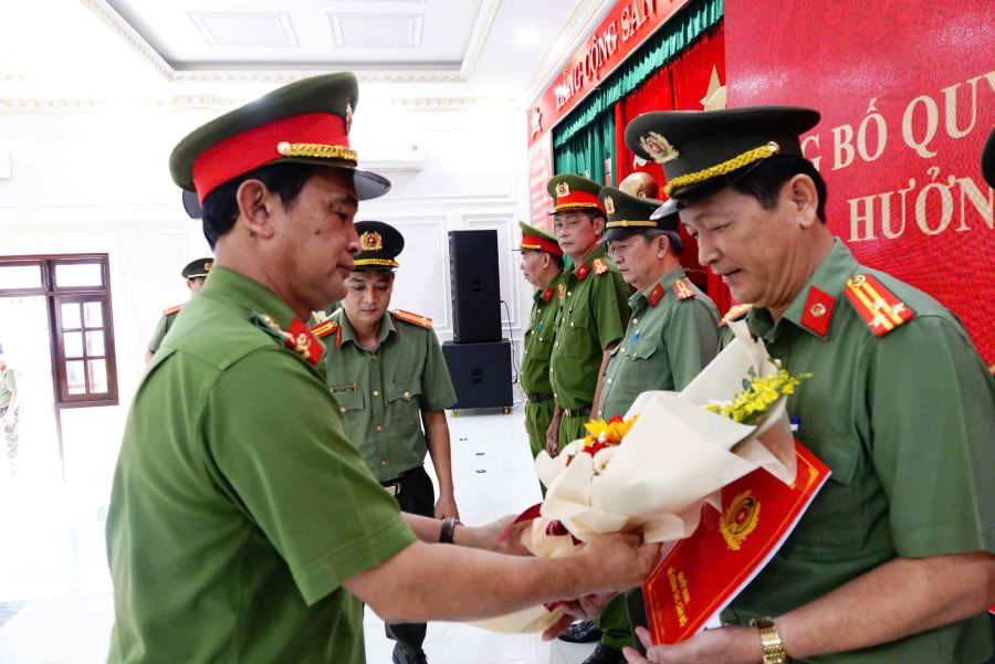 Lanh dao Cong an tinh Long An trao quyet dinh va tang hoa cho cac can bo cong an nghi huu truoc tuoi. Anh: Duy Minh