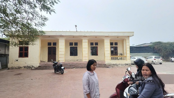 Người dân xã La Phù bức xúc việc mở đường, phá nhà văn hóa thôn. Ảnh: Minh Hạnh 