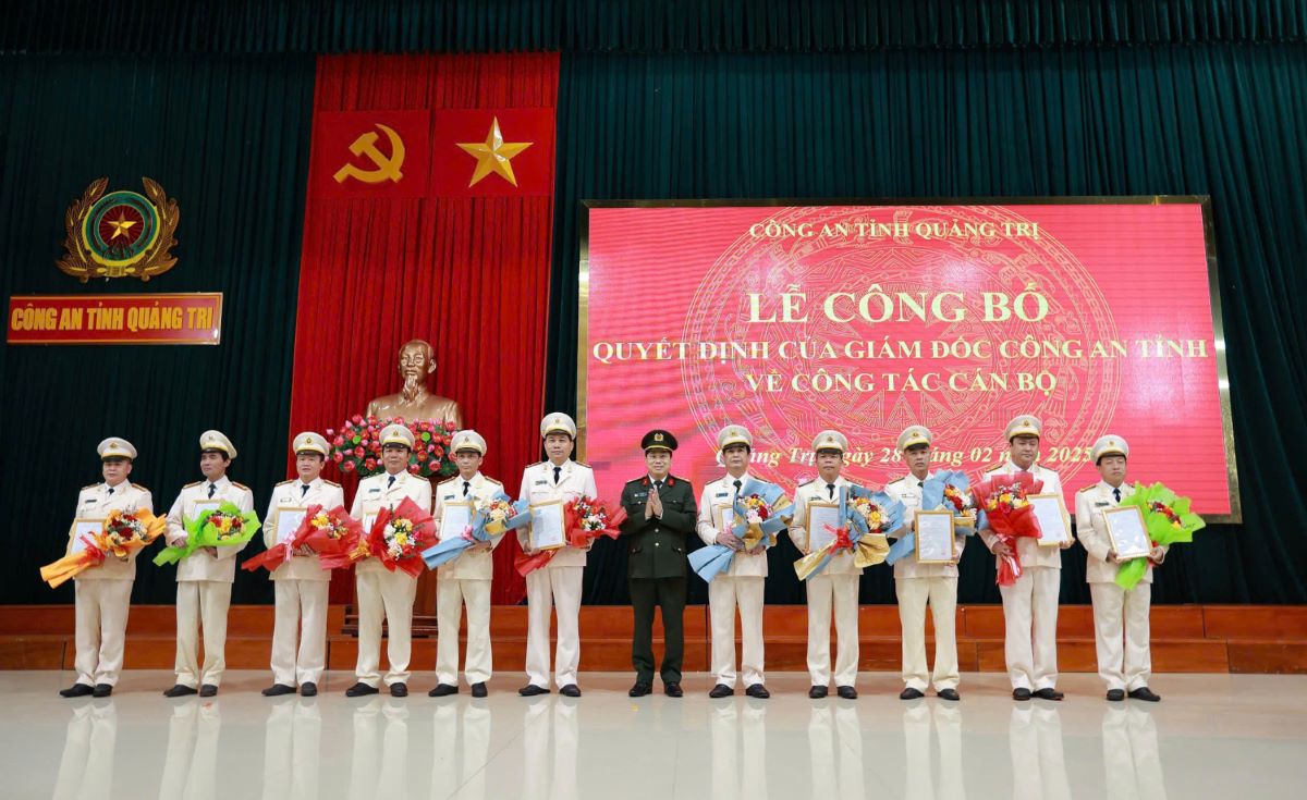 Colonel Vu Van Dau, Director of the Provincial Police Department, presented decisions on the transfer of officers to hold the position of Head of the Department under the Quang Tri Provincial Police Department. Photo: Tran Khoi