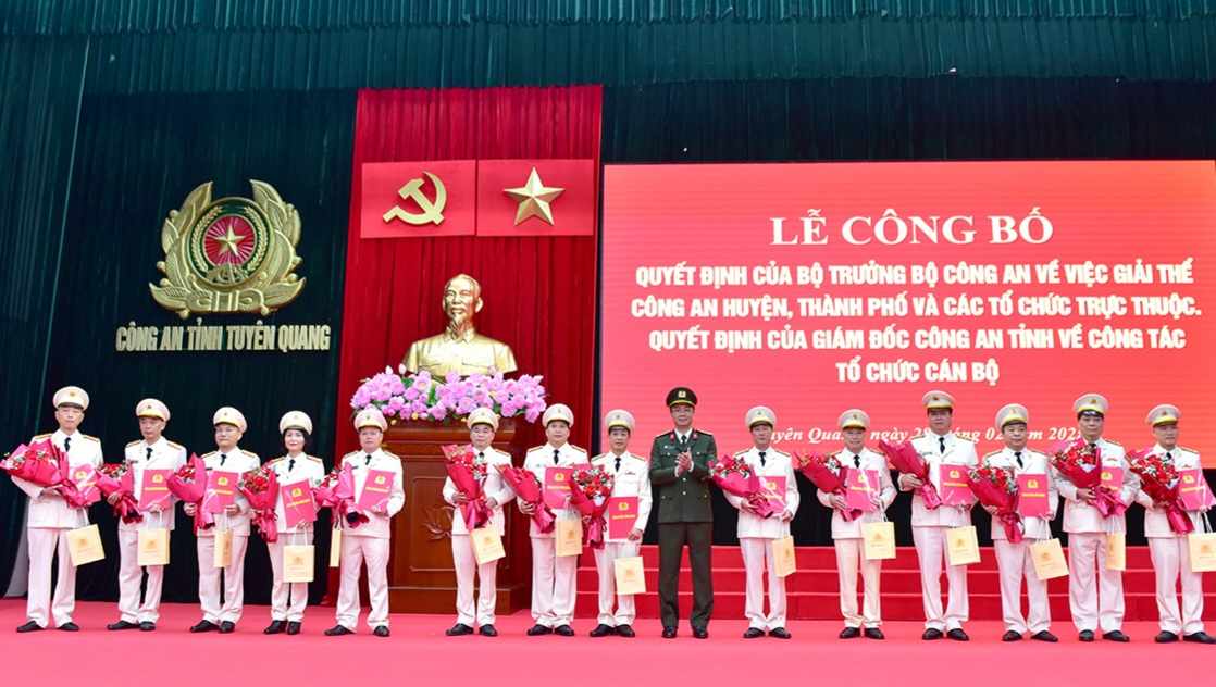Tuyen Quang Police announced decisions on personnel organization. Photo: Ly Thinh