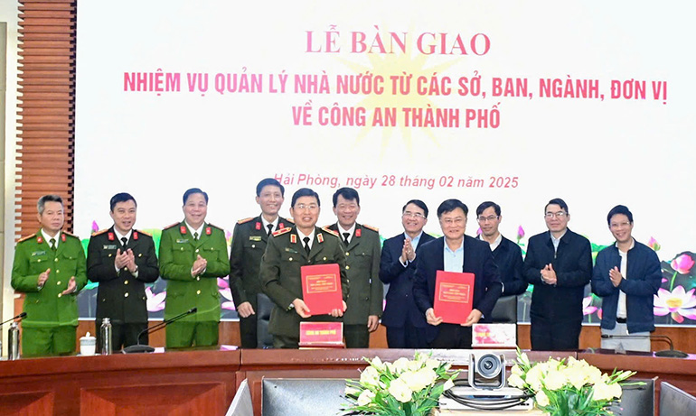 Ban giao nhiem vu quan ly nha nuoc ve an toan, an ninh thong tin mang ve Cong an thanh pho. Anh: Vu Quynh