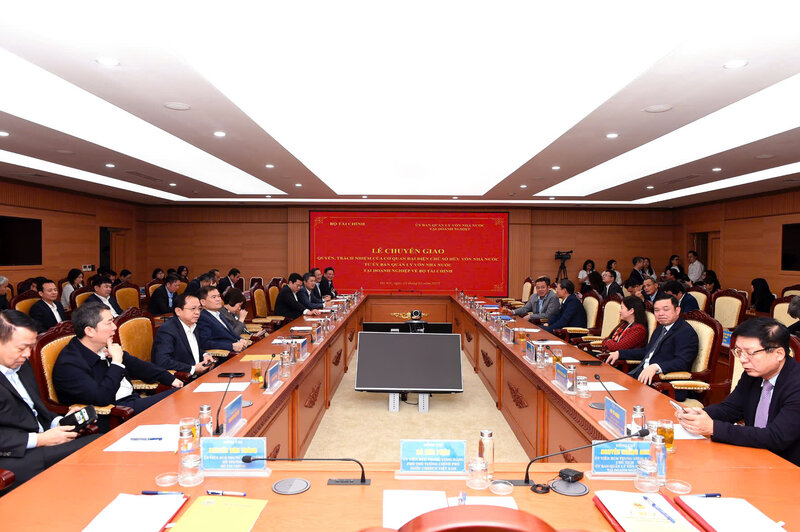 The Ministry of Finance receives the right to manage state capital from the Capital Management Committee. Photo: MOF.