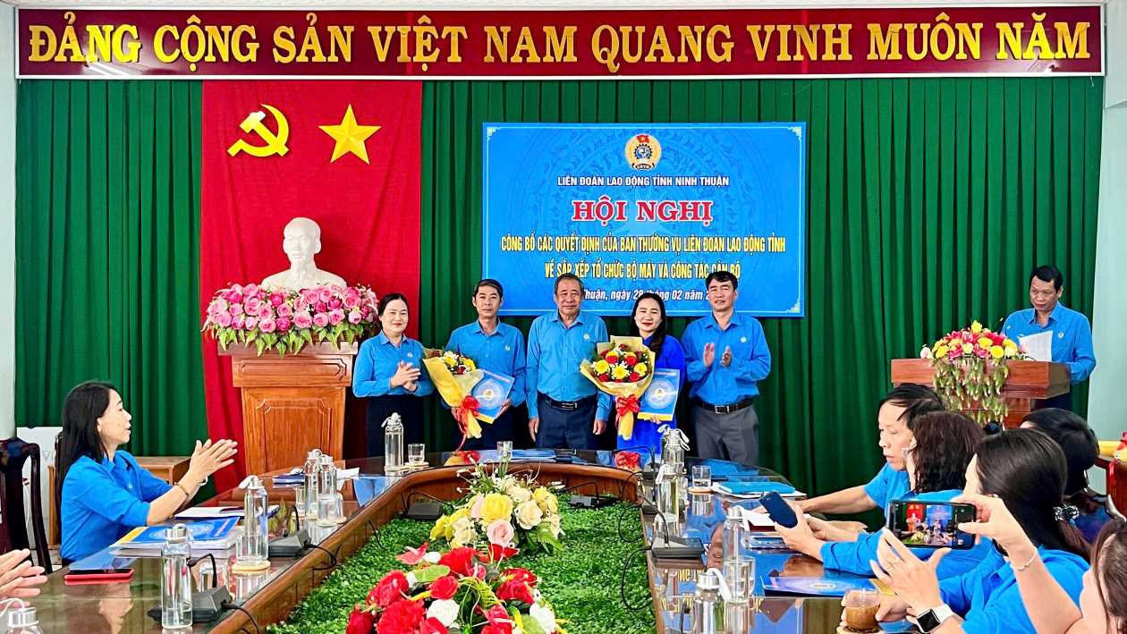 The leaders of the Ninh Thuan Provincial Federation of Labor presented the decision on personnel work to the two newly established Trade Unions. Photo: Phuong Linh
