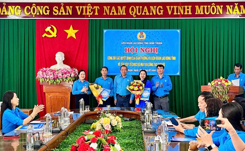 The leaders of the Ninh Thuan Provincial Federation of Labor presented the decision on personnel work to the two newly established Trade Unions. Photo: Phuong Linh