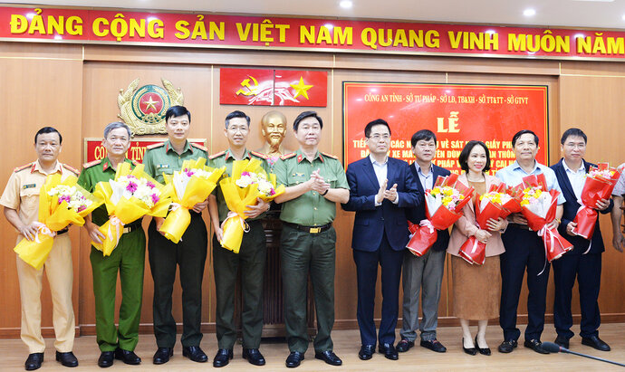 Mr. Nguyen Hoang Giang - Chairman of the People's Committee of Quang Ngai province (5th from right) and Colonel Phan Cong Binh - Director of the Provincial Police (6th from right) presented flowers to leaders of departments, branches handing over functions, tasks and units of the Provincial Police assigned new tasks. Photo: Vien Nguyen.