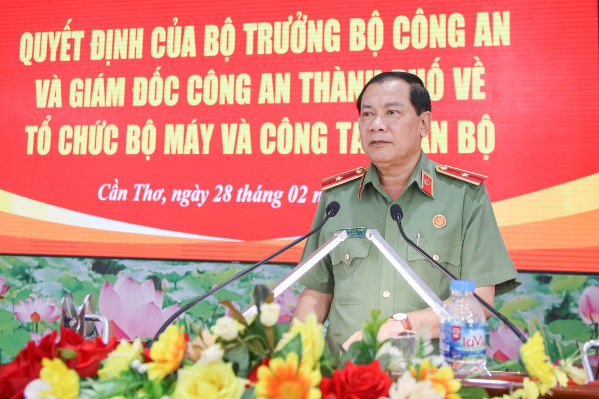 Thieu tuong Nguyen Van Thuan - Giam doc Cong an TP Can Tho phat bieu tai buoi le. Anh: Cong an Can Tho