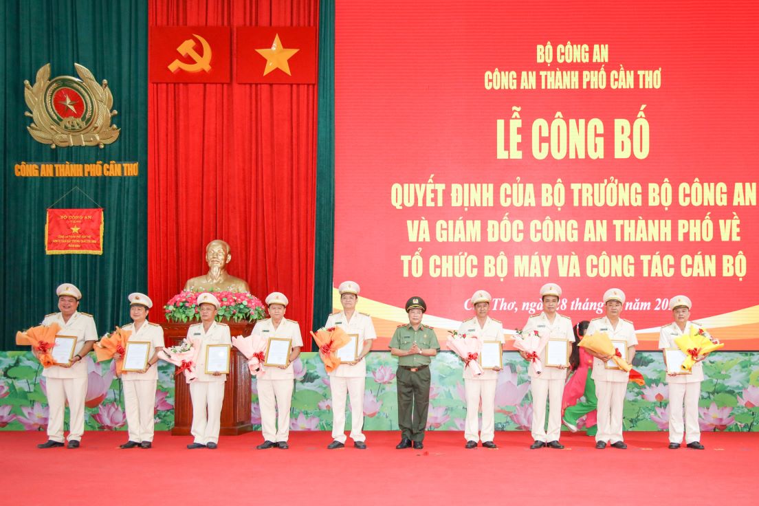 Thieu tuong Nguyen Van Thuan trao Quyet dinh dieu dong cho 9 dong chi la Truong Cong an cac quan, huyen ve nhan cong tac tai cac don vi nghiep vu truc thuoc Cong an TP. Anh: Cong an Can Tho