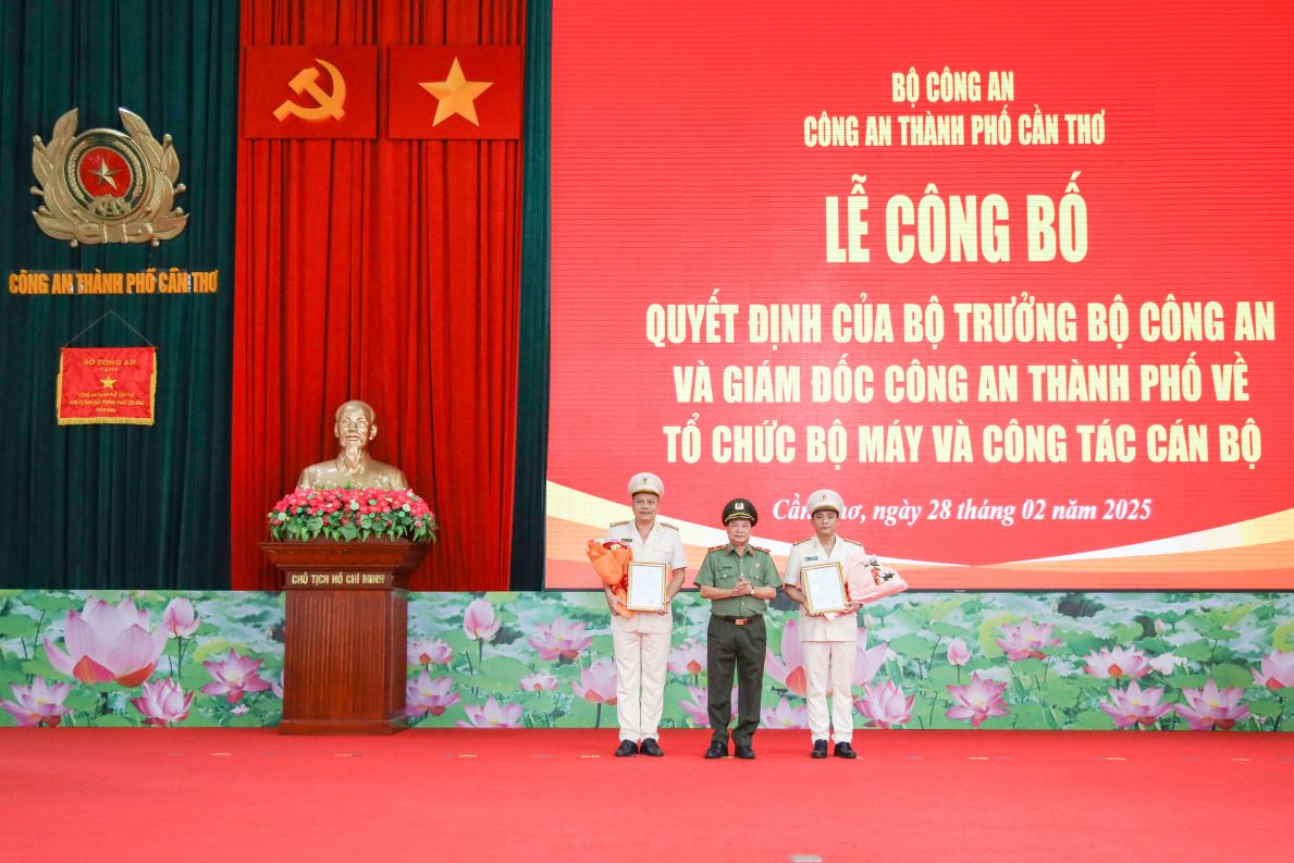 Thieu tuong Nguyen Van Thuan trao Quyet dinh cua Bo truong Bo Cong an ve viec thang cap bac ham si quan nghiep vu cho dong chi Ha Bao Huy, Pho Giam doc Cong an TP Can Tho, biet phai cong khai tai Ban Noi chinh Thanh uy Can Tho va dong chi Nguyen Van Trang, Pho Truong phong Canh sat giao thong, Cong an TP Can Tho. Anh: Cong an Can Tho