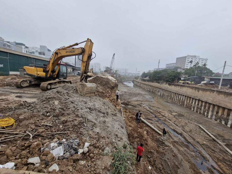 The La Khe canal section (Ha Dong district, Hanoi) is under construction. Photo: Thu Giang