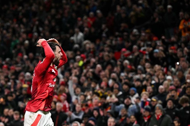 Bruno Fernandes dang keo ca tap the Man United di len.  Anh: AFP