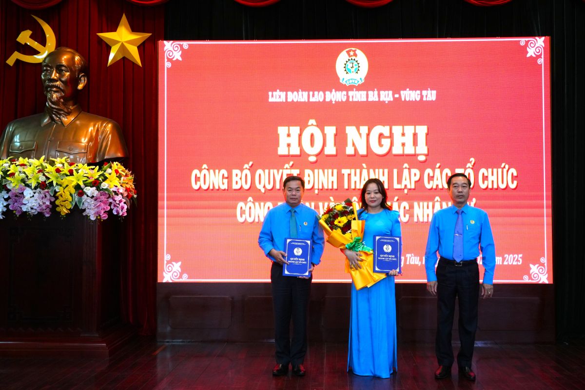 Handing over the decision to appoint union leaders of Party agencies in Ba Ria - Vung Tau province. Photo: Thanh An