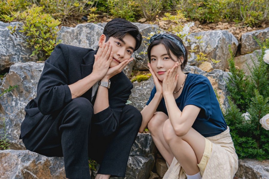 Lee Sun Bin, Kang Tae Oh behind the scenes. Photo: Producer