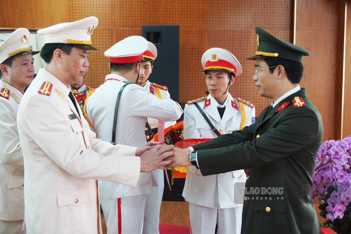 Director of Quang Ninh Provincial Police Colonel Tran Van Phuc (right) presented the Mobilization Decision to the leaders at the department level. Photo: Doan Hung
