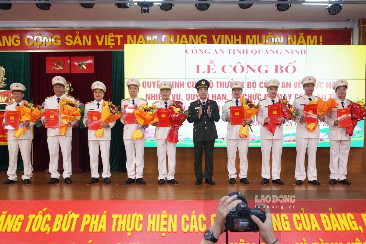 Cac dong chi lanh dao cap phong va tuong duong nhan Quyet dinh dieu dong. Anh: Doan Hung