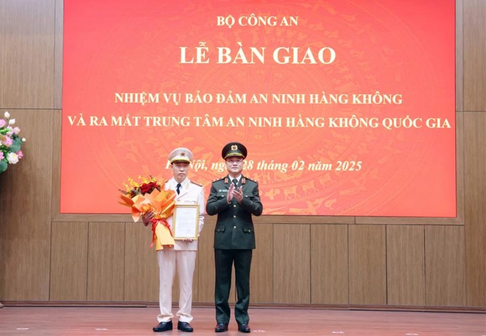 Deputy Minister of Public Security Pham The Tung presented the Decision to appoint Colonel Pham Hoang Diep to the position of Director of the National Aviation Security Center. Photo: Ministry of Public Security