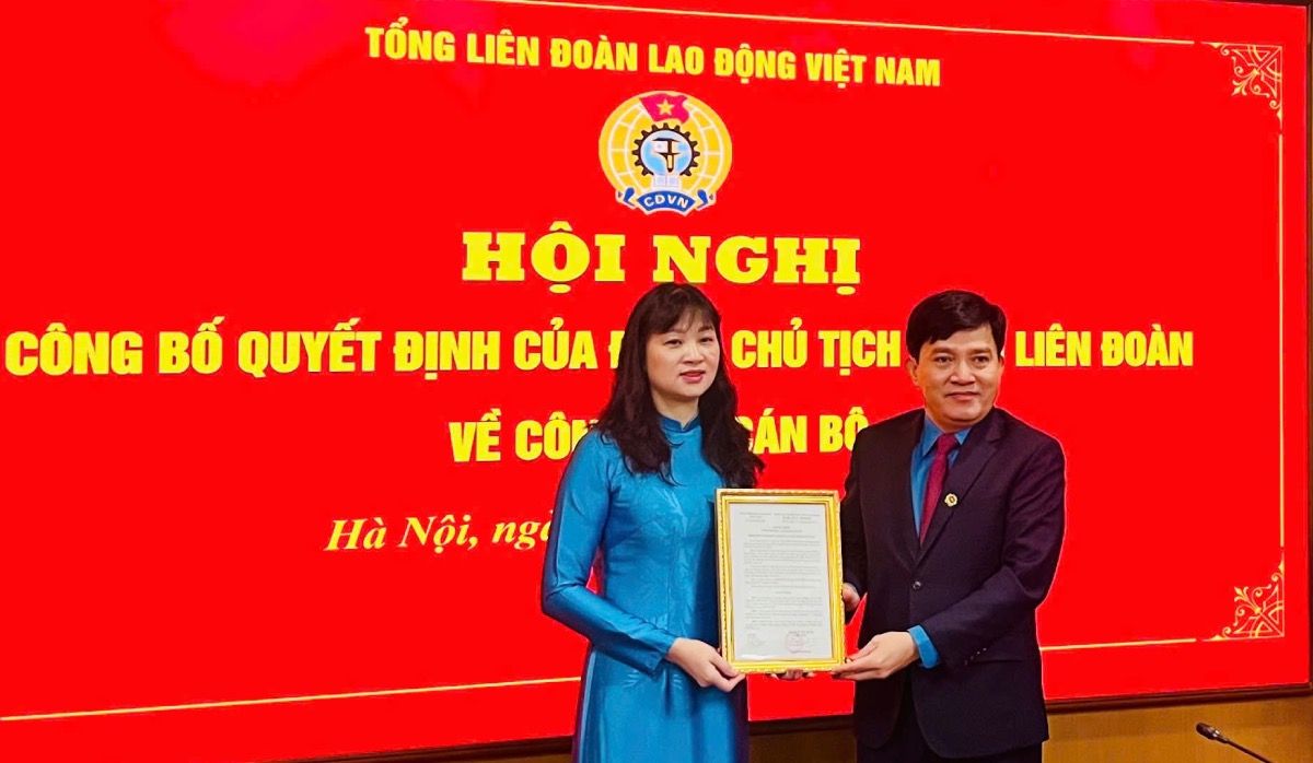 Mr. Nguyen Xuan Hung - Vice President of the Vietnam General Confederation of Labor - presented the decision to Ms. Phi Thu Huong. Photo: Quang Hung