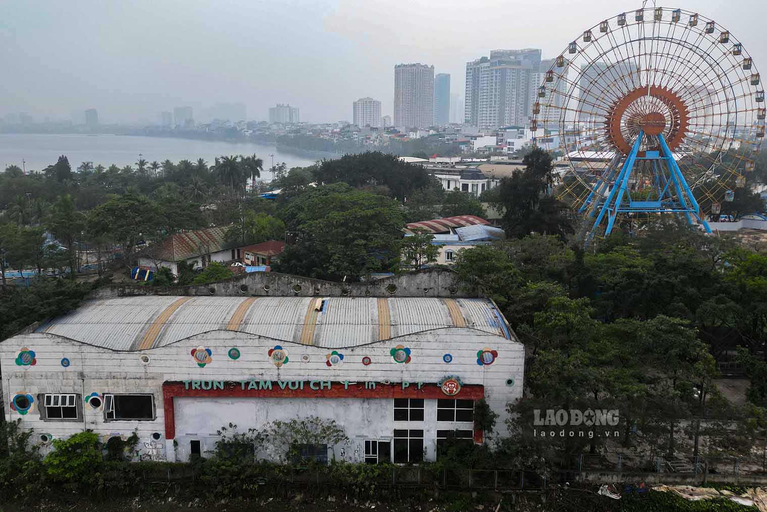 Tu mot cong vien toa lac tai vi tri dac dia cua quan Tay Ho va nam giap ho Tay, den nay, Cong vien Mat Troi Moi da tro nen hoang hoa, gay tiec nuoi cho nguoi dan Thu do va du khach.