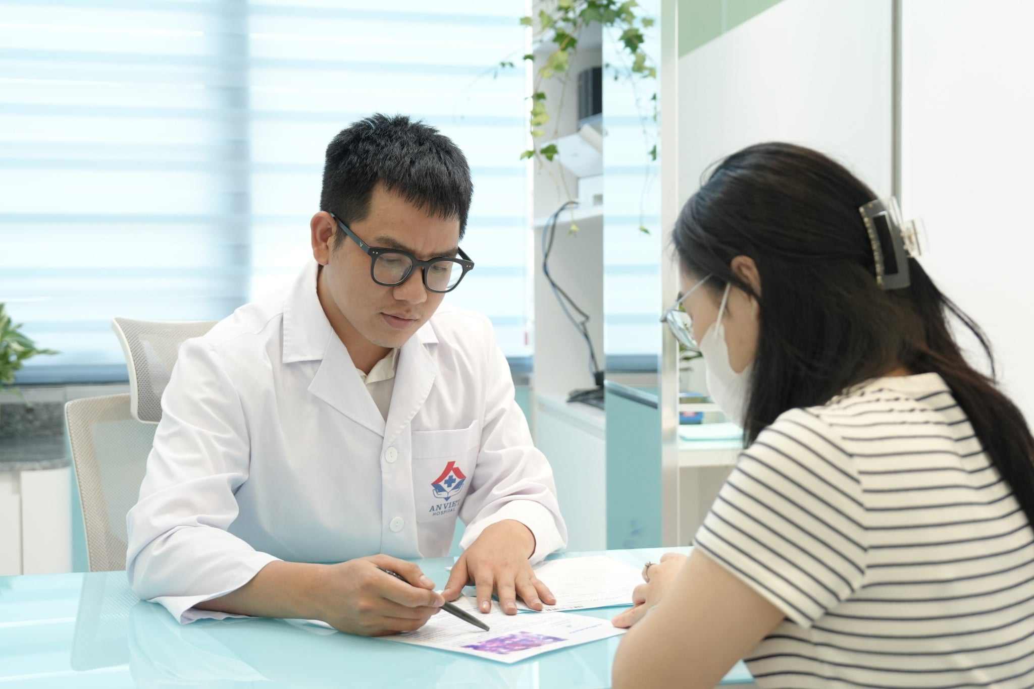 Doctor Dang Van Ha advises patients on gynecological diseases. Photo: Hai Pham