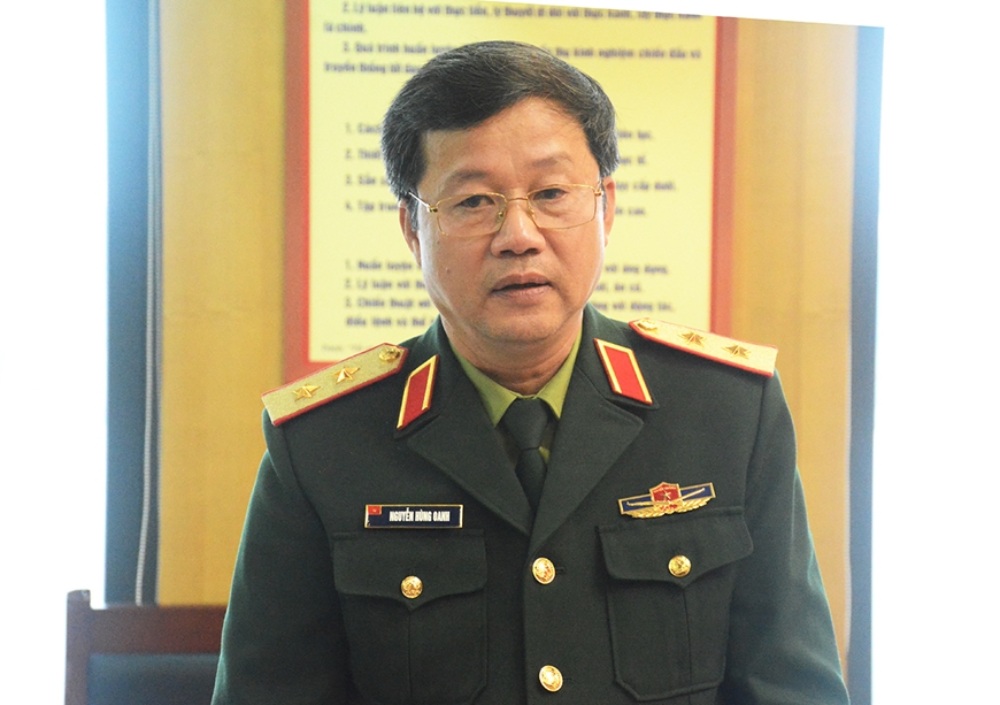 Lieutenant General, Associate Professor, Dr. Nguyen Hung Oanh at the ceremony received a decision to retire before the retirement regime. Photo: Viet Ha/Qdnd.vn