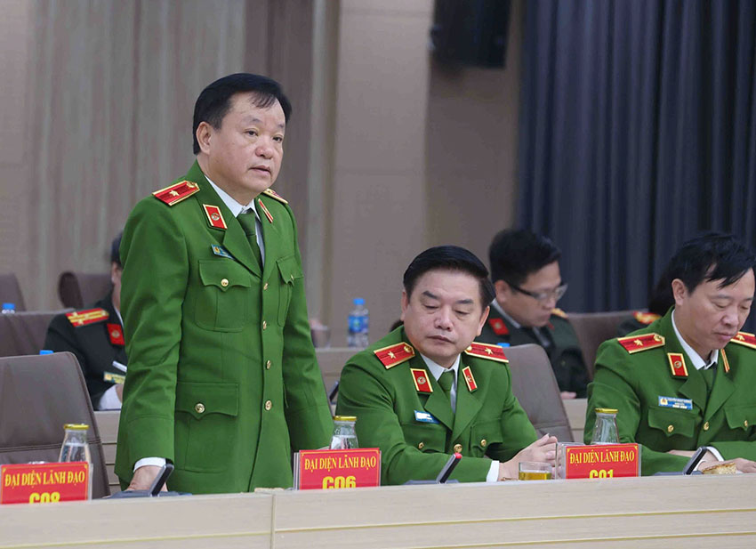 Thiếu tướng Phùng Đức Thắng thông tin về công tác cấp, đổi thẻ căn cước. Ảnh: Quang Việt