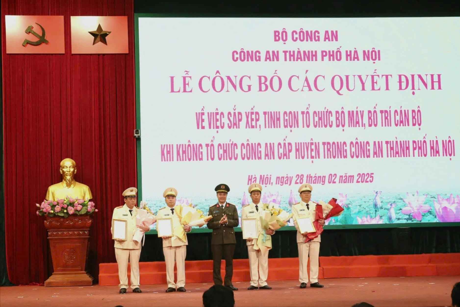 Launching the Mobile Police Department, Hanoi City Police. Photo: Chu Dung