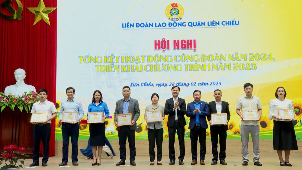 The Lien Chieu District Labor Federation has honored and rewarded collectives and individuals with outstanding achievements in emulation. Photo: Tuong Minh.
