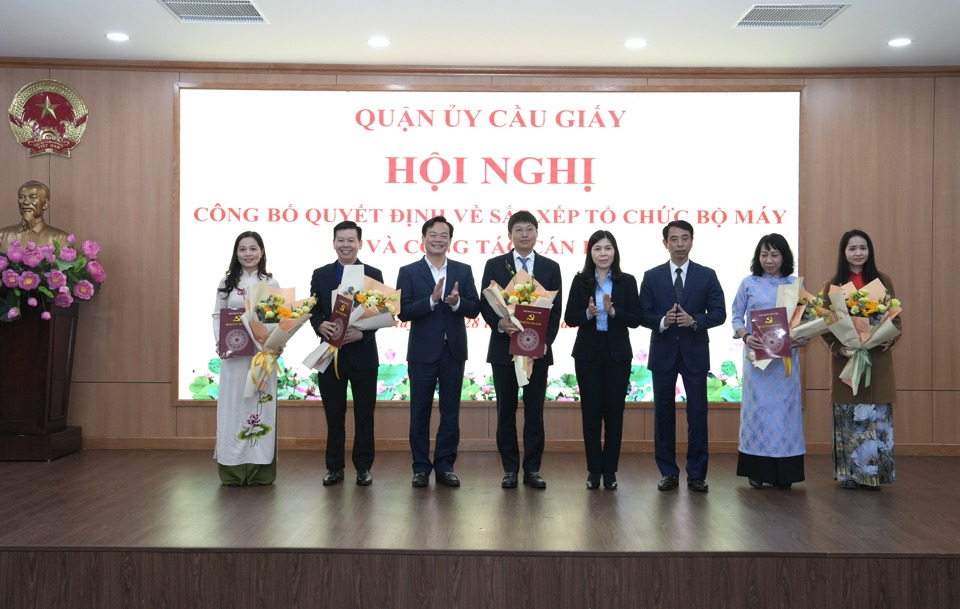 El Departamento de Propaganda: la movilizacion del distrito de Cau Giay se establece sobre la base de consolidar el Departamento de Propaganda y la Comision de Asuntos Publicos. Foto: Van Nhi