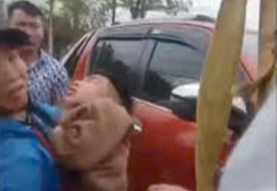 N miraculously escaped death after being rescued from the floor of a pickup truck. Photo cut from the clip.