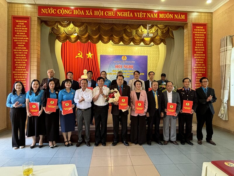 Los delegados toman fotos de recuerdos con el Comite Ejecutivo Provisional del sindicato del Gobierno Provincial de Lam Dong. Foto: Duc Lam