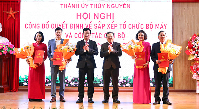 Leaders of Thuy Nguyen City presented the decision and presented flowers to congratulate the leaders of the Propaganda and Mass Mobilization Committee of the City Party Committee. Photo: Thuy Nguyen Portal
