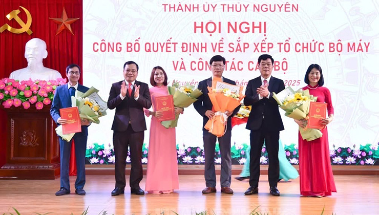 Lanh dao thanh pho Thuy Nguyen trao quyet dinh va tang hoa chuc mung lanh dao phong Noi vu. Anh: Cong TTDT Thuy Nguyen