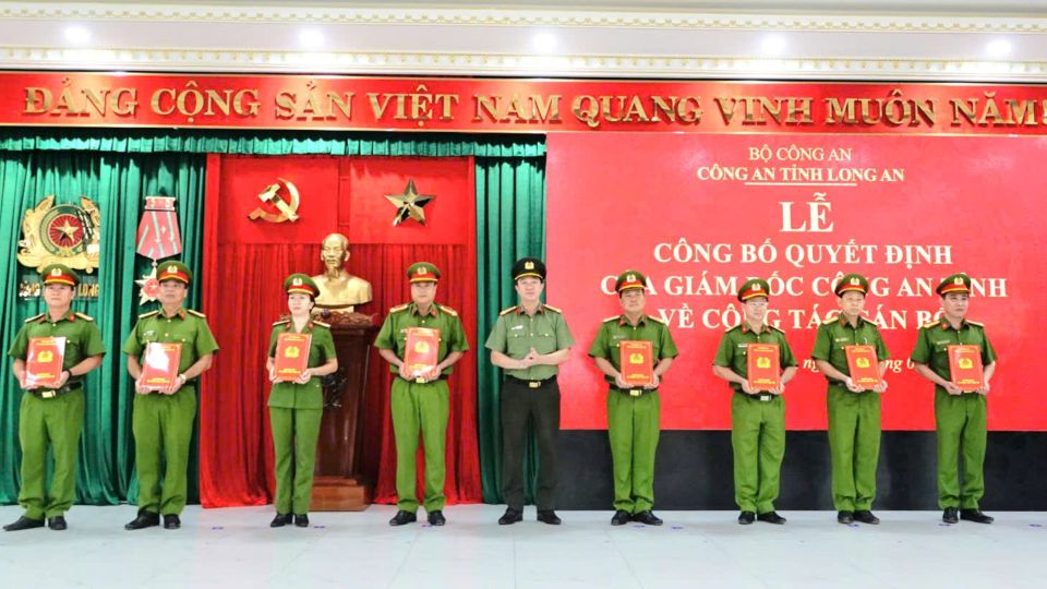 Leaders of Long An Provincial Police handed over decisions on the transfer of officers to positions at the department and commune levels. Photo: Duy Minh