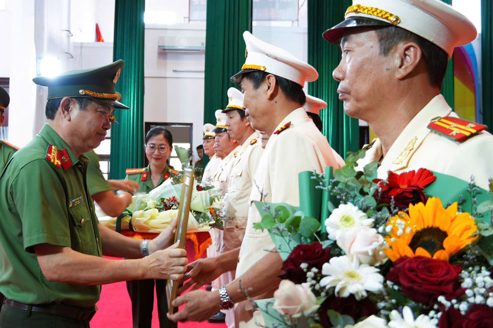 Colonel Phan Thanh Tam - Director of Phu Yen Provincial Police - presented the decision to the police officers. Photo: Luu Hanh