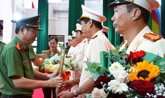 Đại tá Phan Thanh Tám - Giám đốc Công an tỉnh Phú Yên - trao quyết định cho các cán bộ công an. Ảnh: Lưu Hạnh