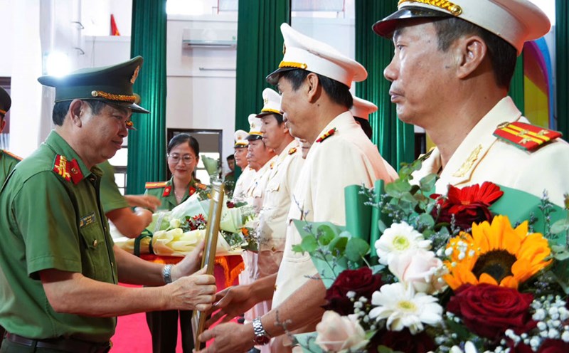 Colonel Phan Thanh Tam - Director of Phu Yen Provincial Police - presented the decision to the police officers. Photo: Luu Hanh