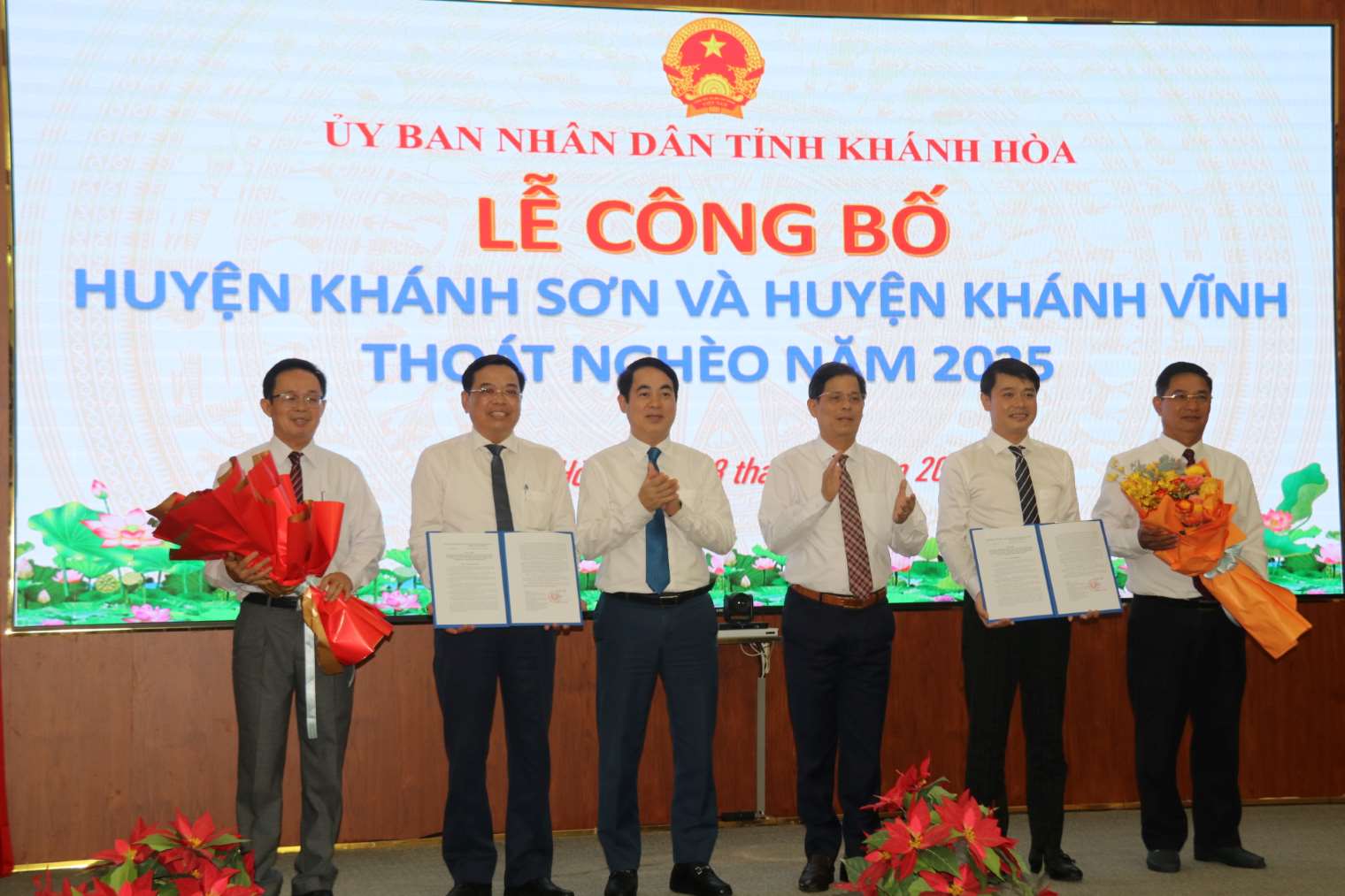 Lanh dao UBND tinh Khanh Hoa trao quyet dinh cua Chinh phu cong nhan 2 huyen Khanh Son, Khanh Vinh thoat ngheo nam 2025. Anh: Phuong Linh