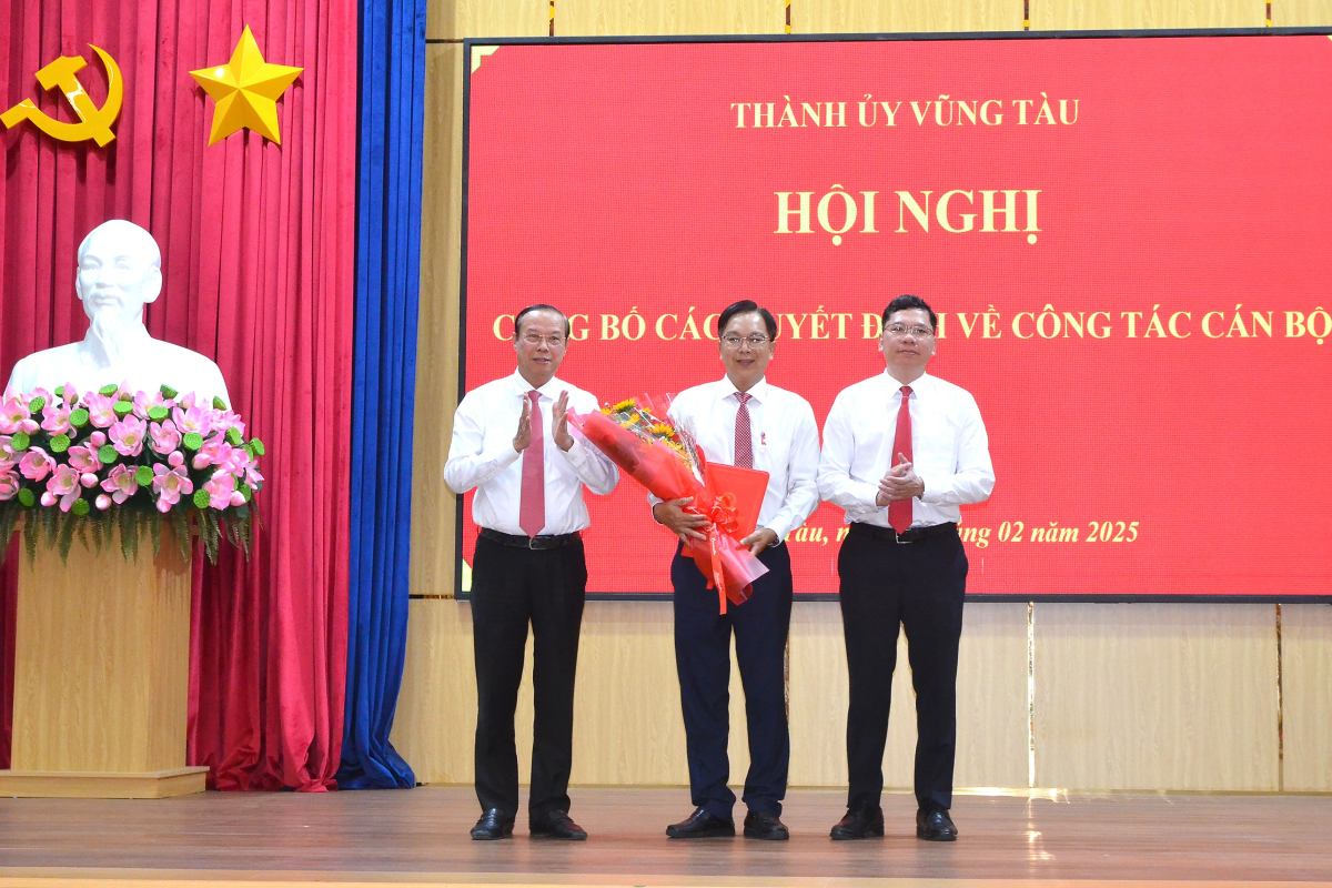 Presenting the decision and presenting flowers to congratulate the new Chairman of Vung Tau City People's Committee. Photo: Cam Nhung