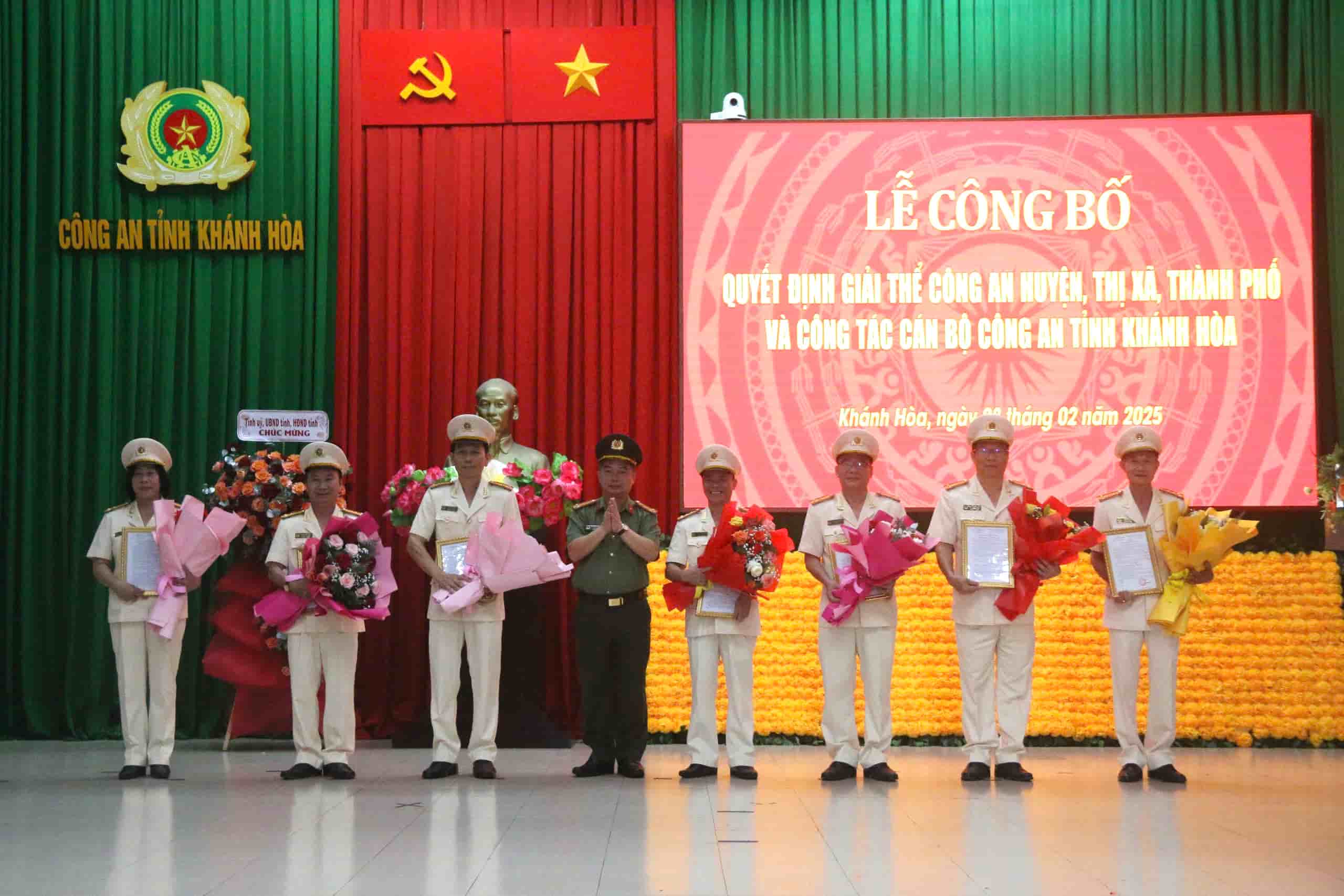 Khanh Hoa Provincial Police announced the decision of the Minister of Public Security on the dissolution of district-level police. Photo: Huu Long