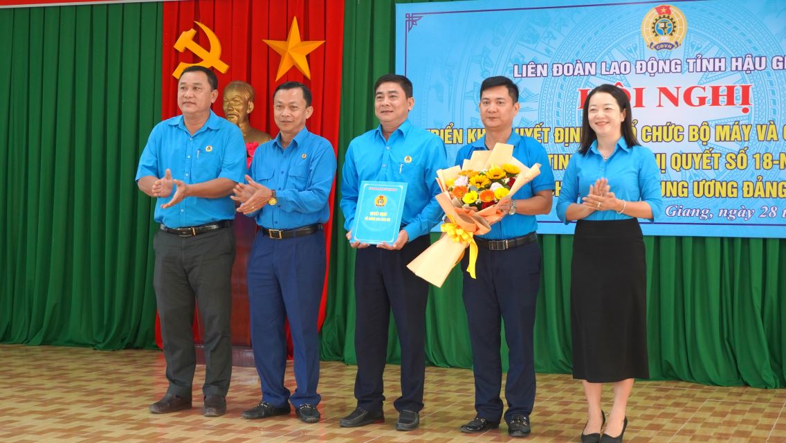 Lanh dao LDLD tinh Hau Giang trao Quyet dinh va hoa chuc mung cac lanh dao Ban nghiep vu LDLD tinh. Anh: Ta Quang