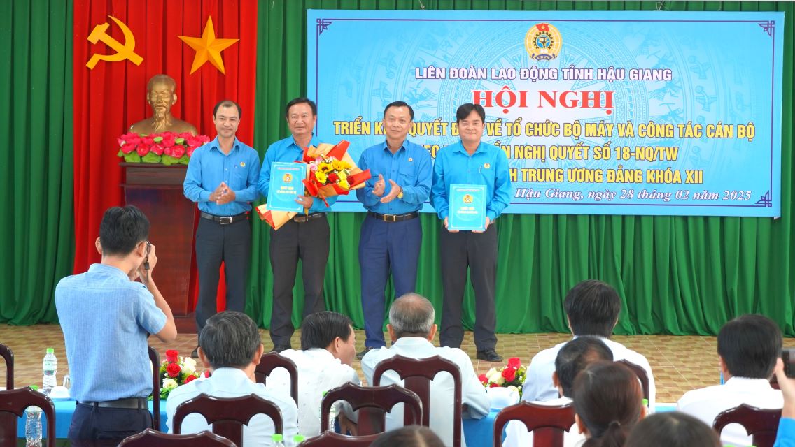 Lanh dao LDLD tinh Hau Giang trao Quyet dinh va hoa chuc mung cac lanh dao Cong doan cac co quan Dang tinh. Anh: Ta Quang