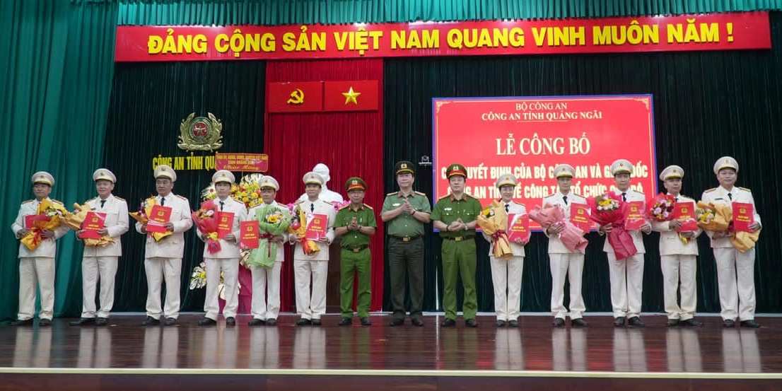 Leaders of Quang Ngai Provincial Police presented flowers and presented the Decisions to the transferred and arranged officers to lead the department level. Photo: Quang Ngai Police.