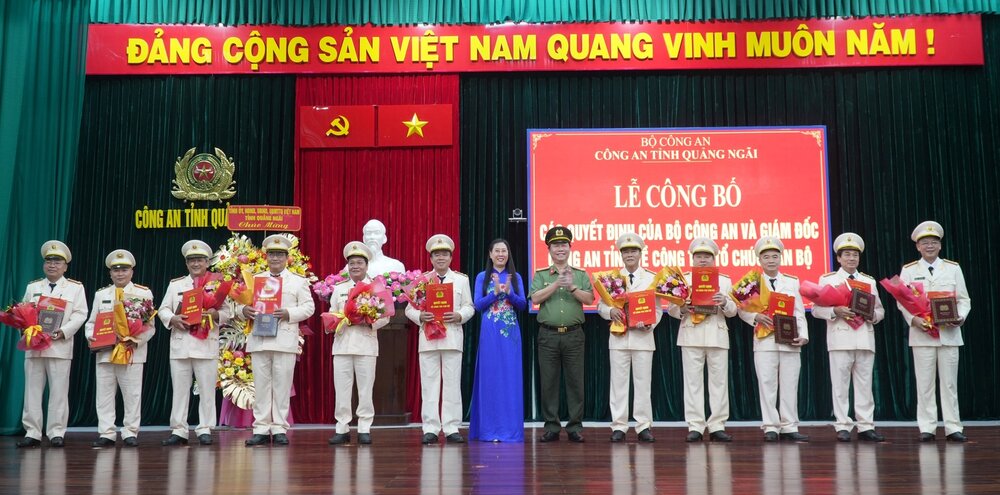 Ba Bui Thi Quynh Van - Bi thu Tinh uy Quang Ngai va Dai ta Phan Cong Binh - Giam doc Cong an tinh Quang Ngai trao quyet dinh va tang hoa cho lanh dao cap phong Cong an tinh tinh nguyen xin nghi huu. Anh: Cong an Quang Ngai.