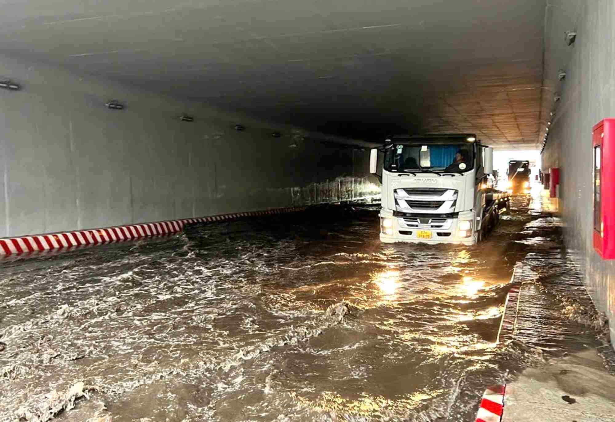 The Nguyen Van Linh - Nguyen Huu Tho underpass (District 7, Ho Chi Minh City) was flooded on February 13. Photo: Minh Quan