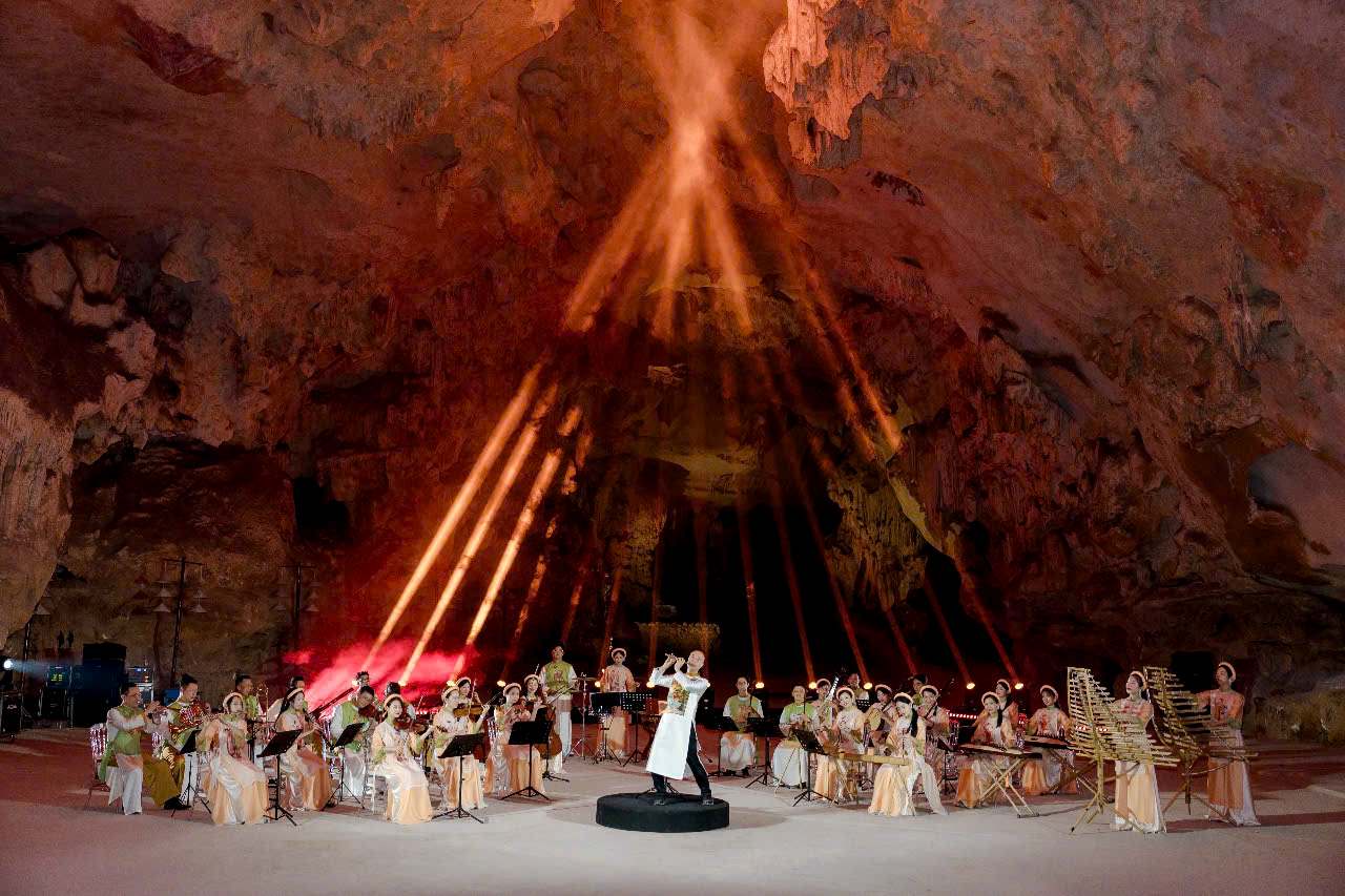 Promotional demo performance by Session soloist Dong Quang Vinh and his band at Ca Doi, Vung Duc on the shore of Bai Tu Long Bay. Photo: Organizing Committee